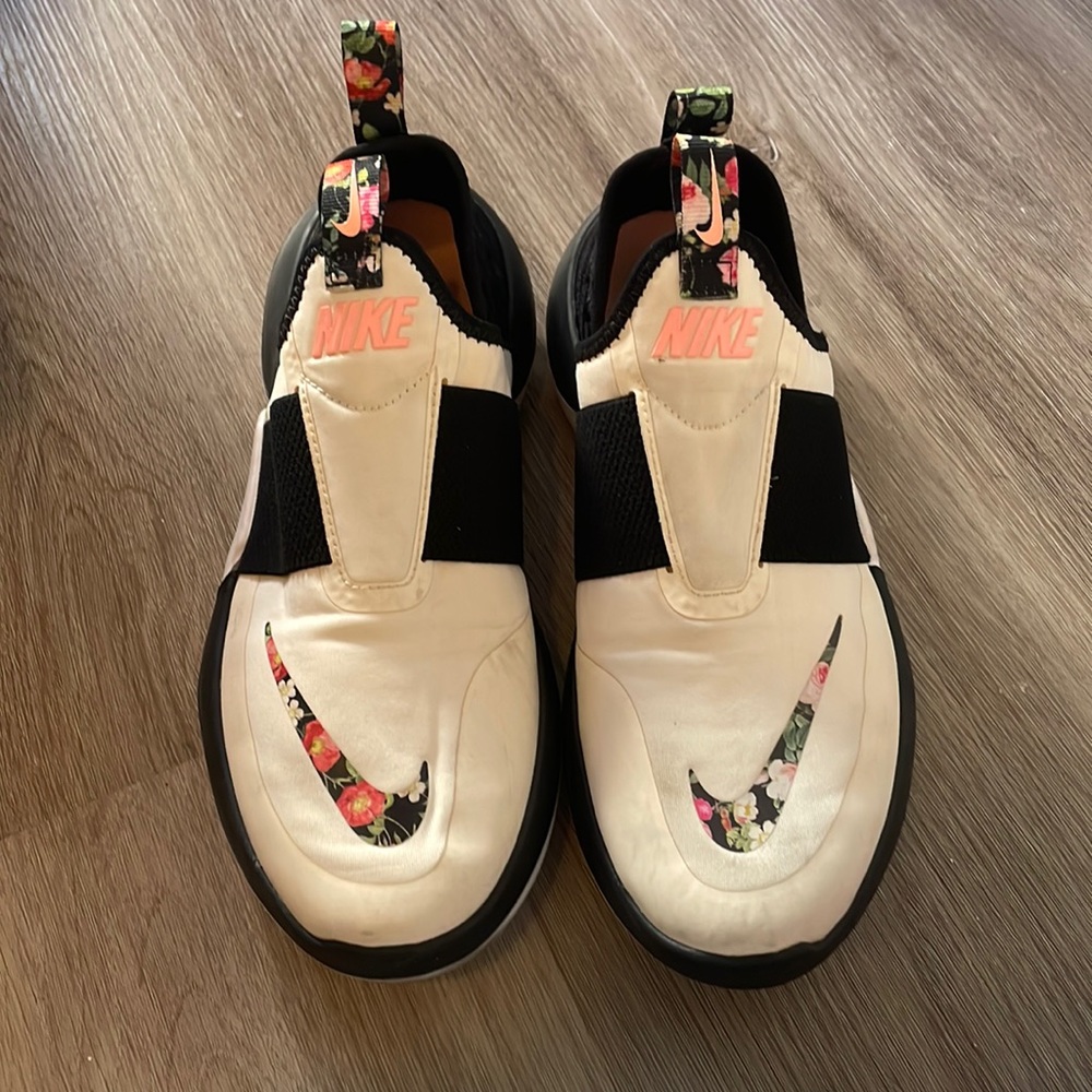 Nike floral runners